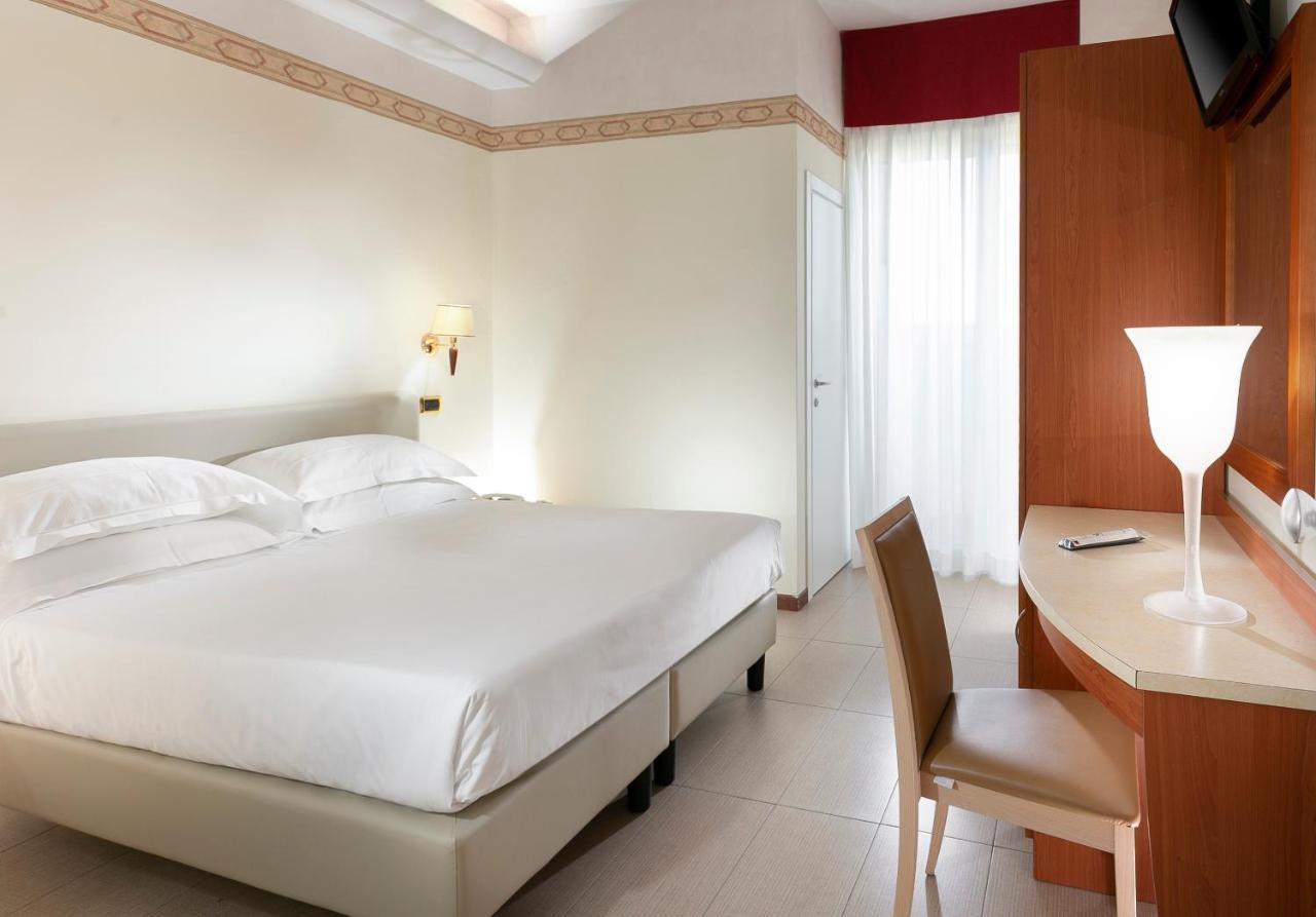 Doppel-/Zweibettzimmer mit seitlichem Meerblick