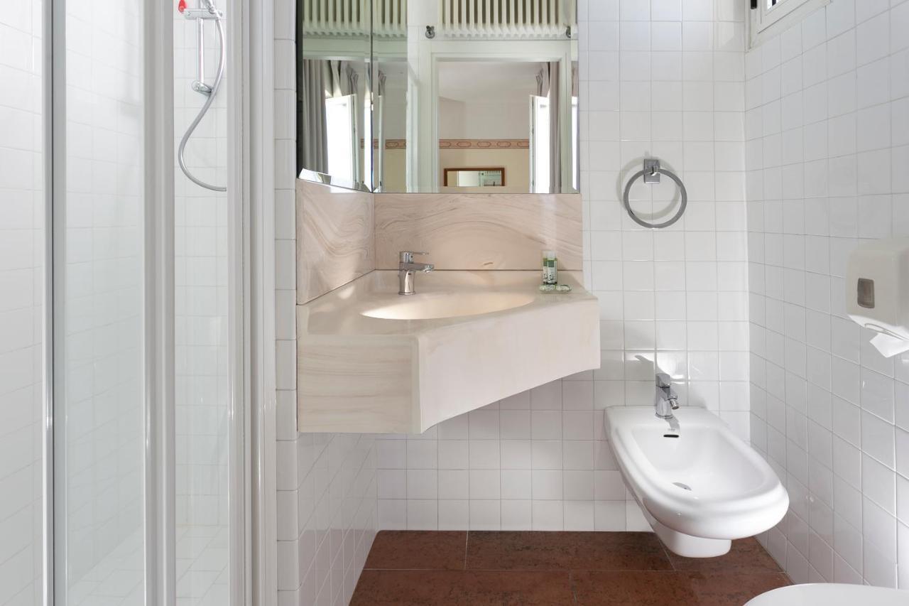 Kleines Doppelzimmer mit seitlichem Meerblick