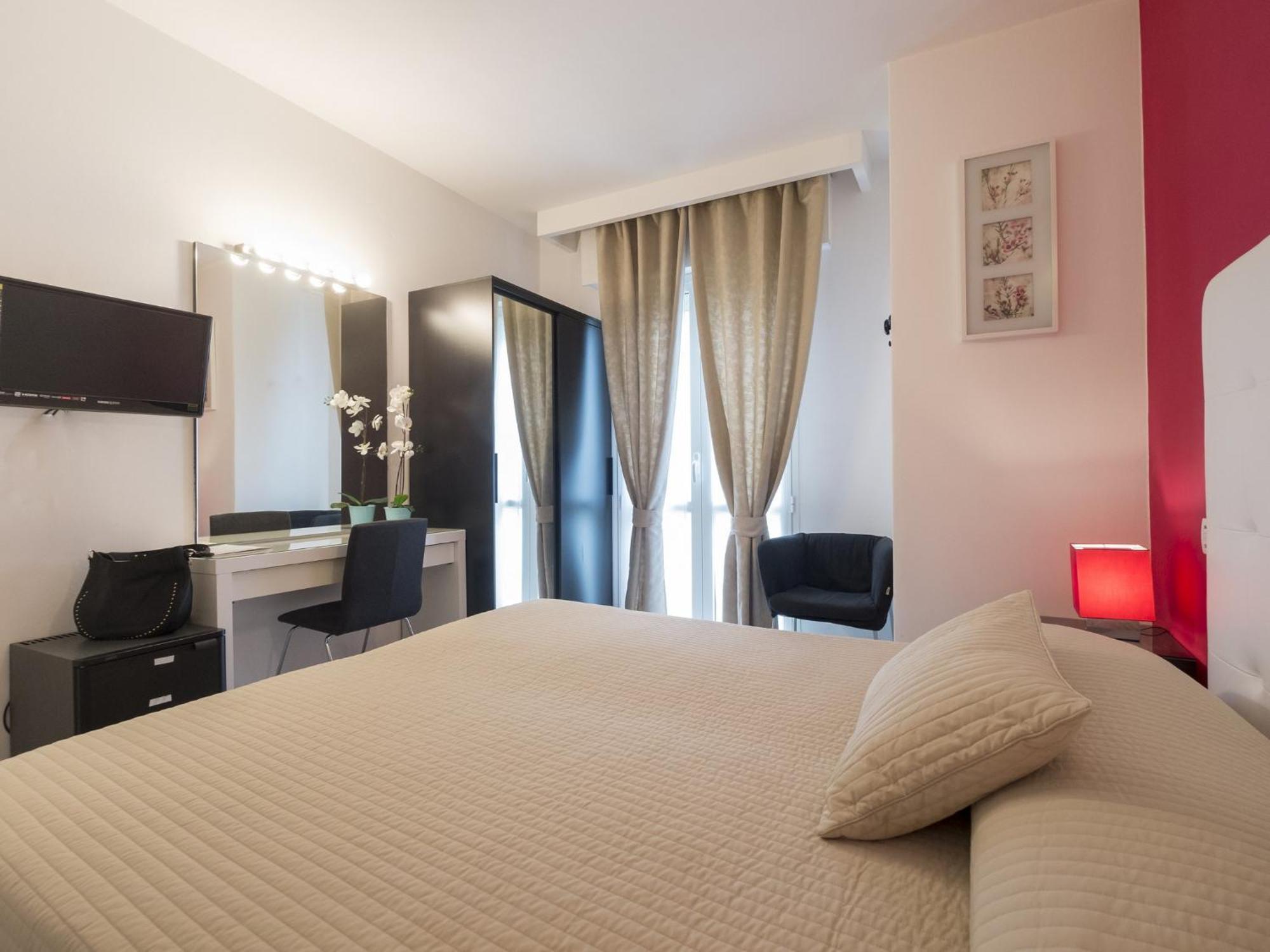 Double or Twin Room (1 Adult)