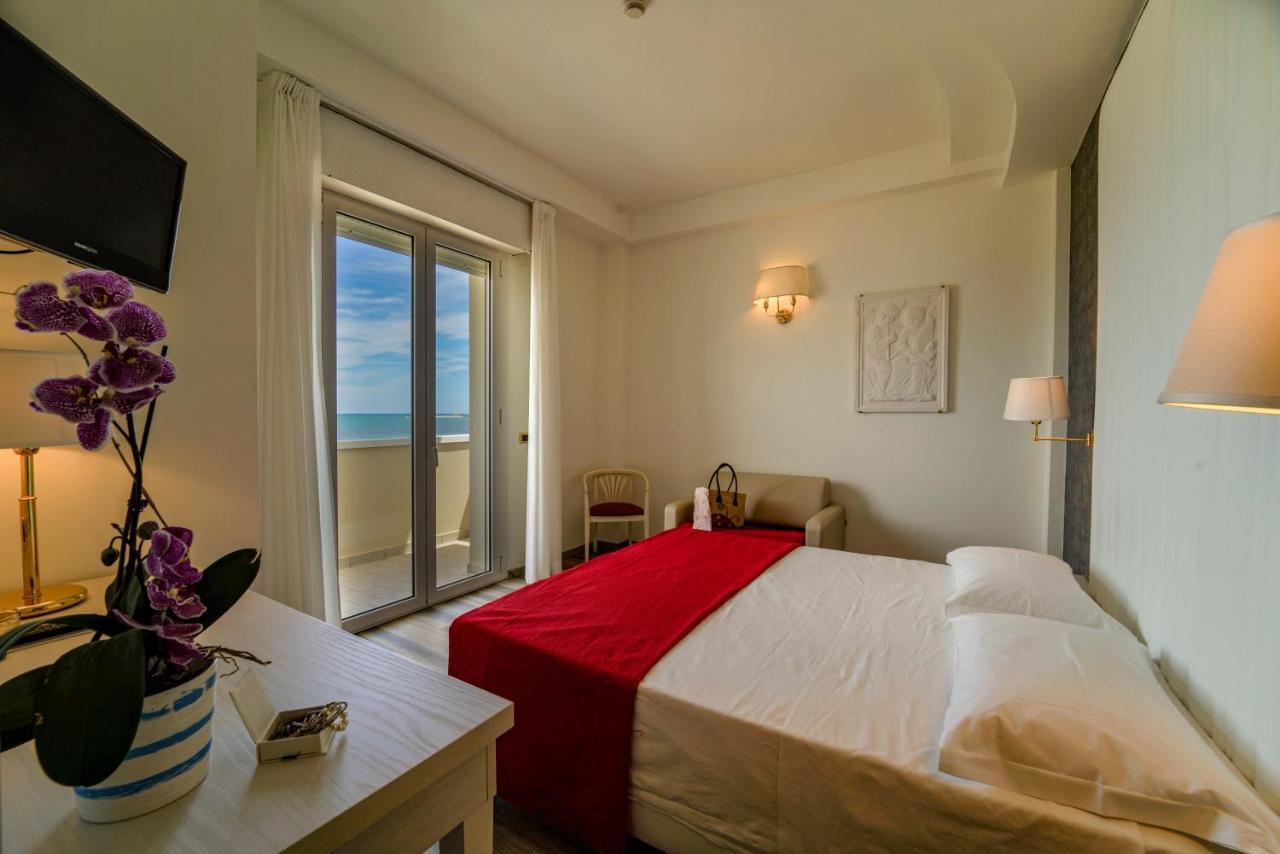 Double Room Beach Front,1318659811:JPEG