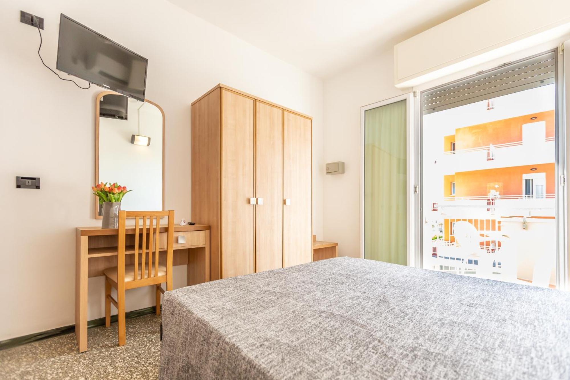 Chambre Triple Classique - Vue Latérale sur Mer