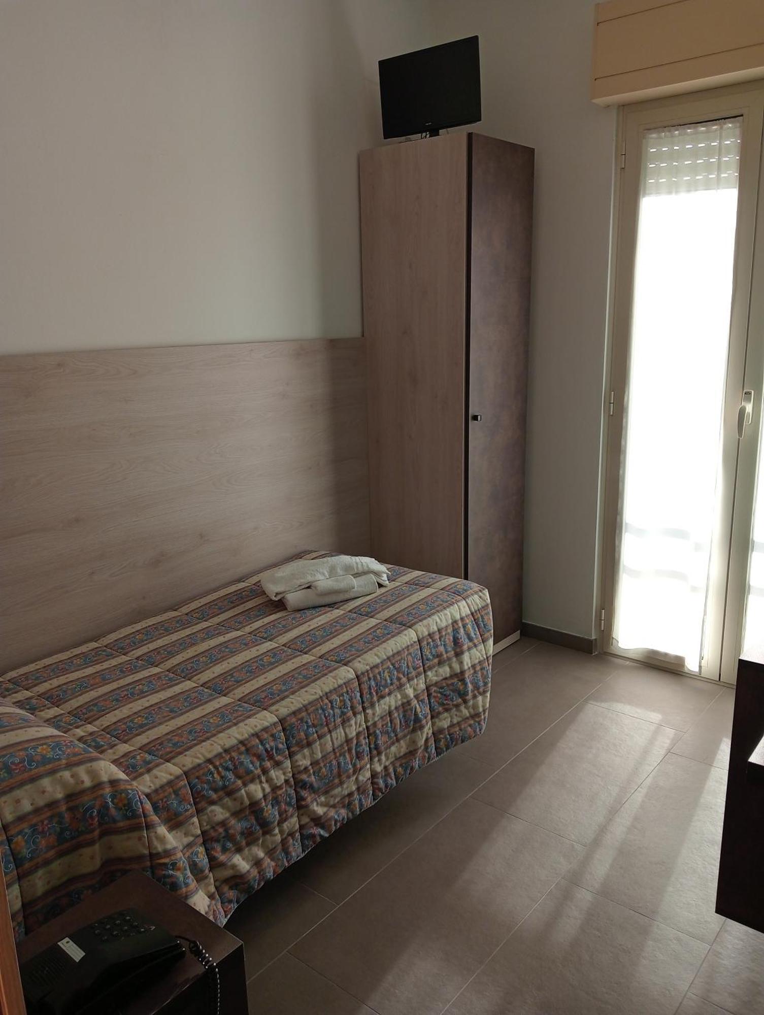 Quarto Individual com Casa de Banho Privativa