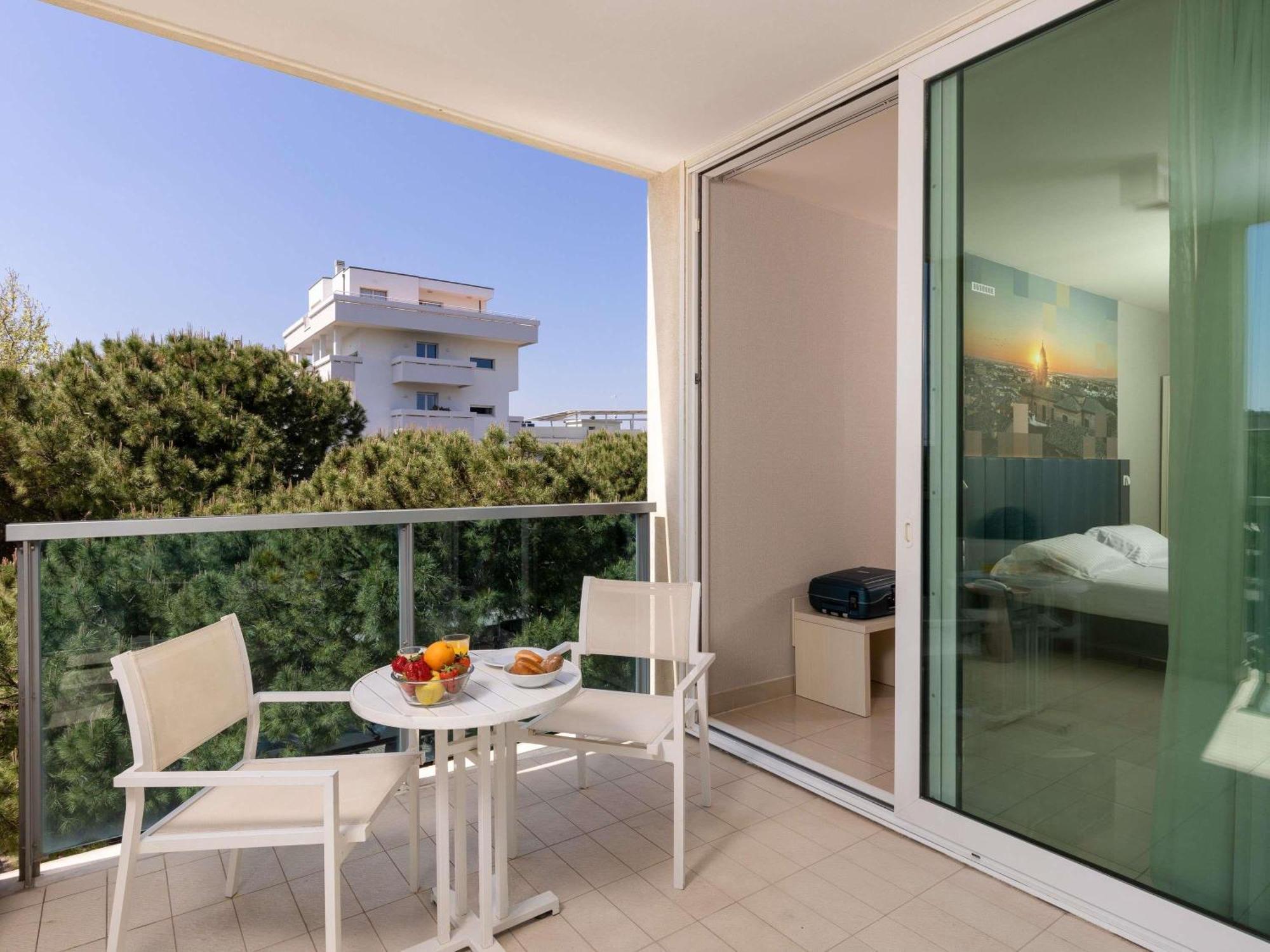 Classic Twin Room with Balcony with side sea view