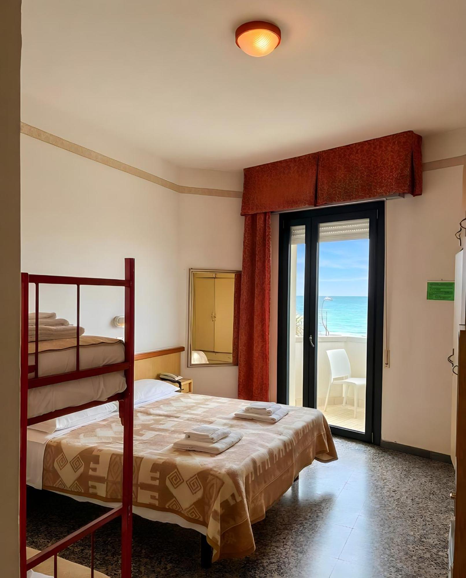 Dreibettzimmer mit direktem Meerblick