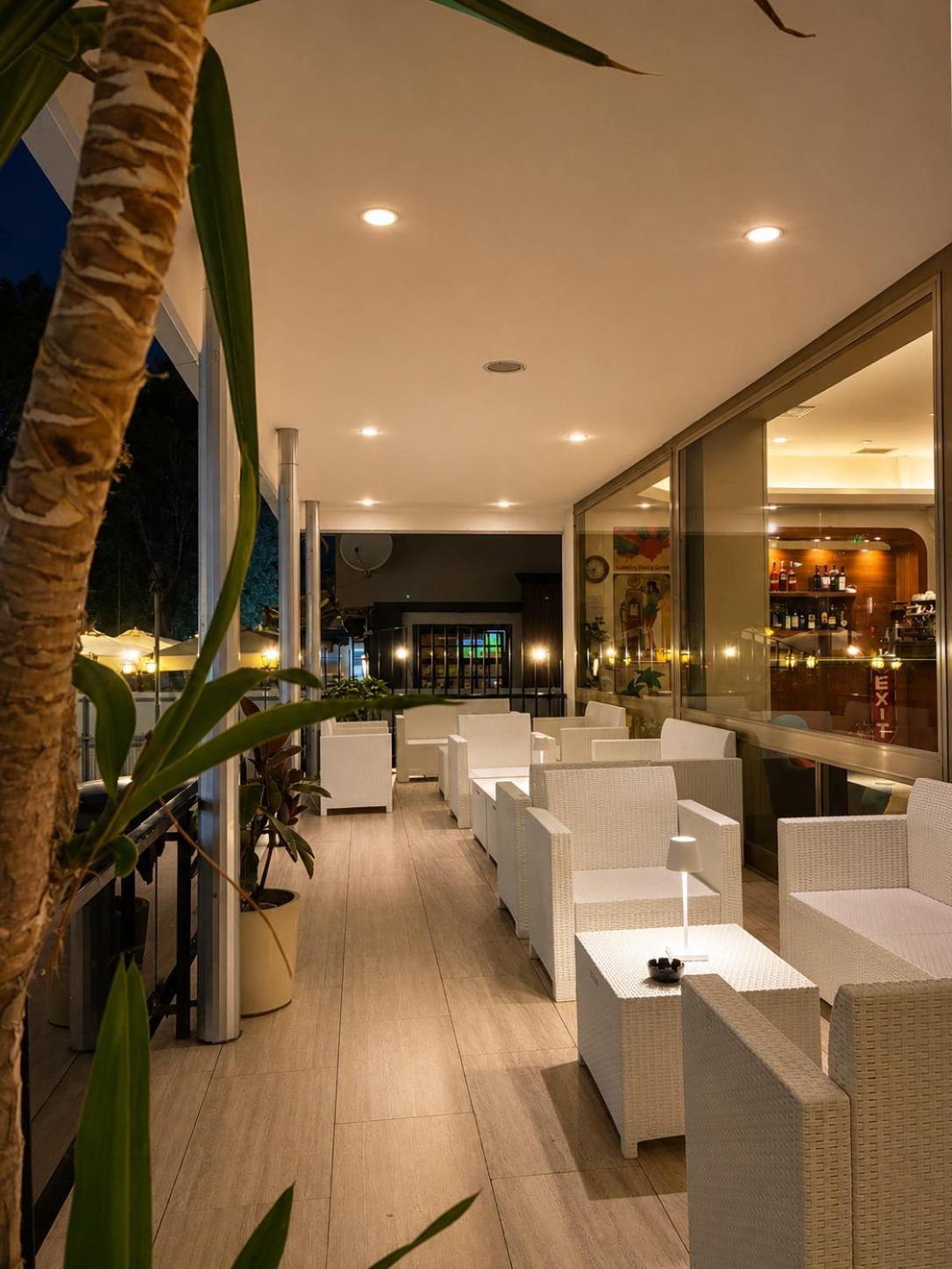 Kleines Doppelzimmer mit Balkon und seitlichem Meerblick