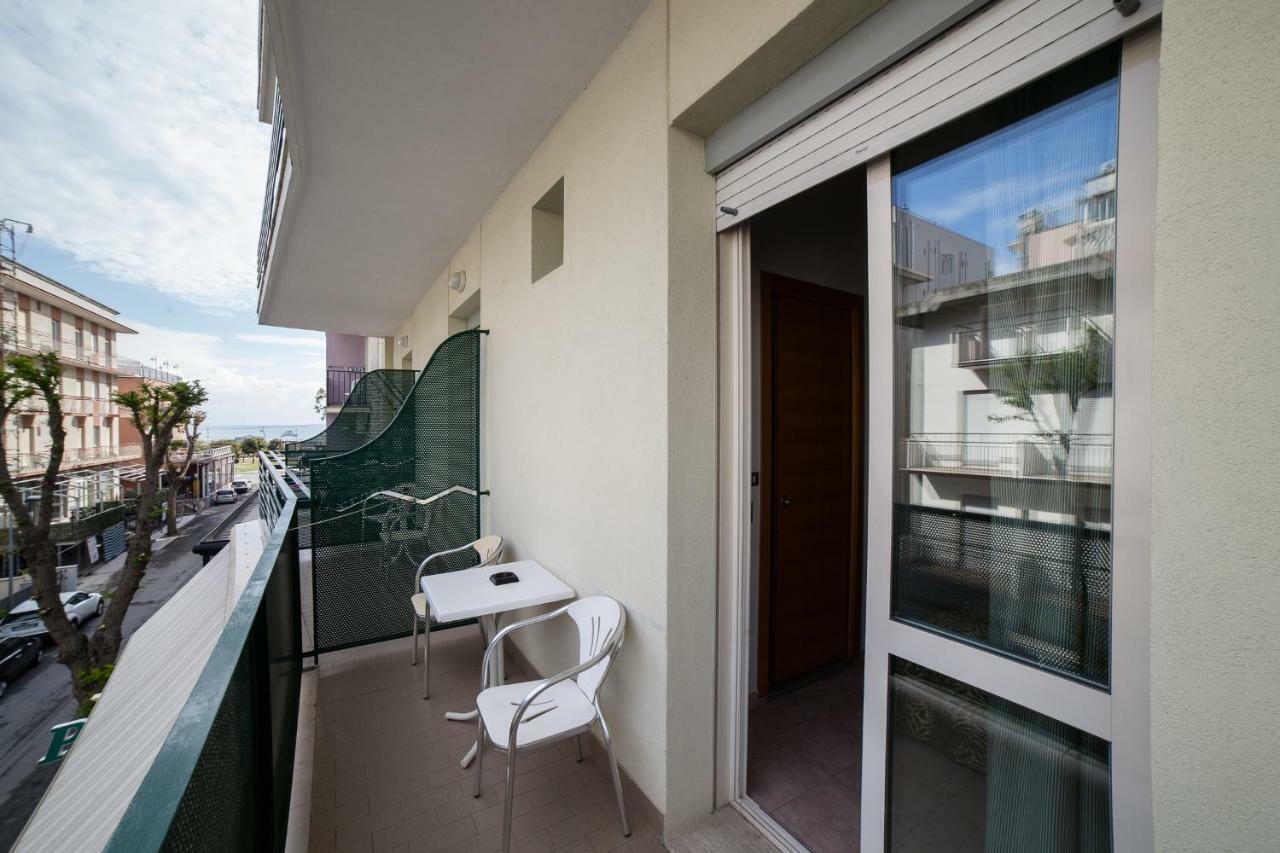 Double or Twin Room with Sea View,828273767:JPEG