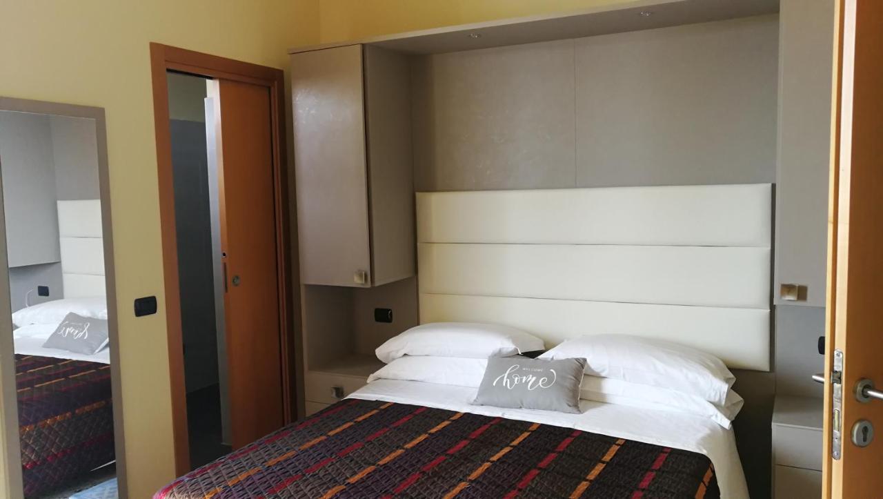 Zimmer mit Queensize-Bett und Balkon