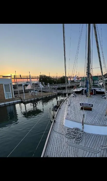 Elegante Barca A Vela-1