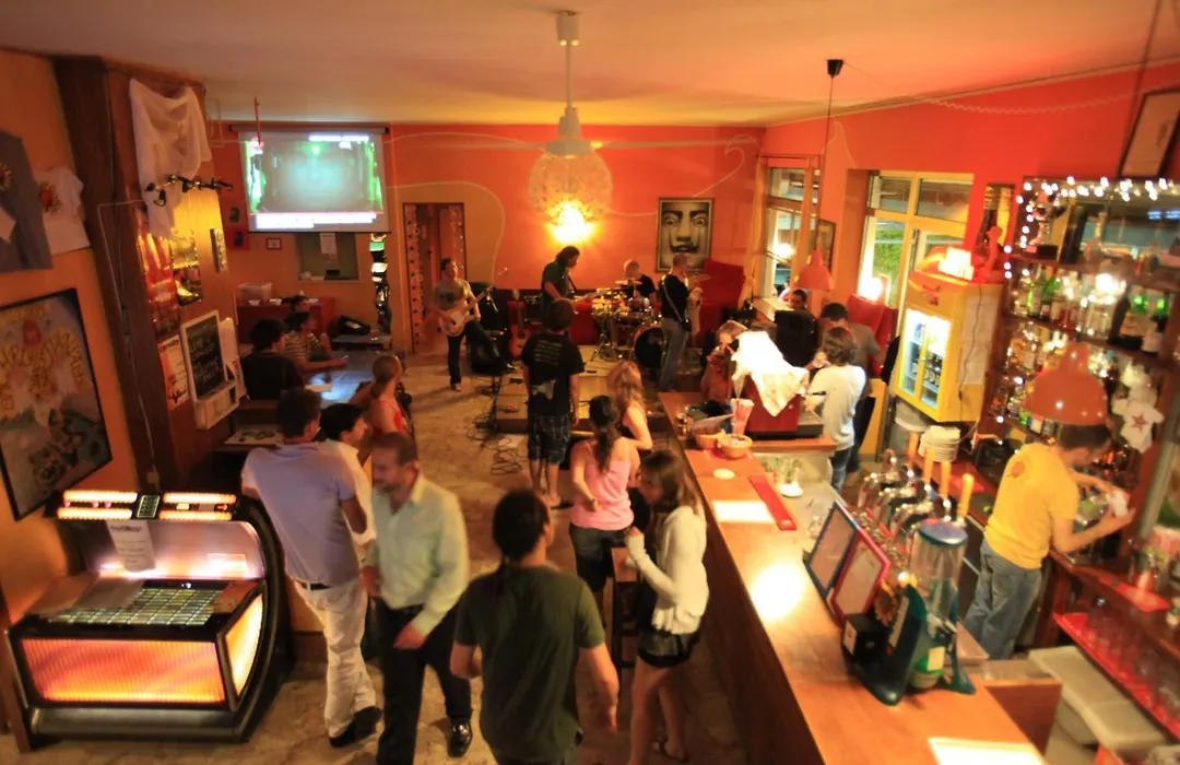 Sunflower Beach Backpacker Hostel & Bar-1