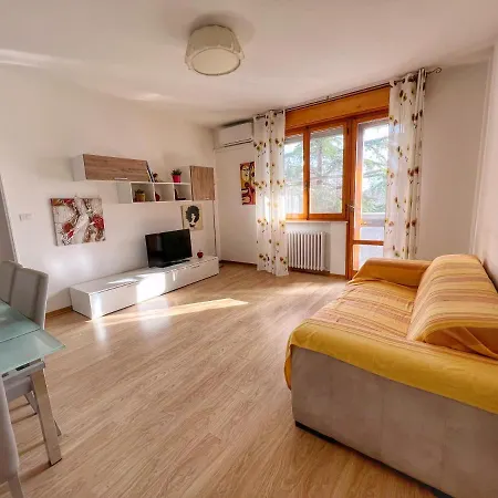 Lovely Apartment A Due Passi Dal Mare-3