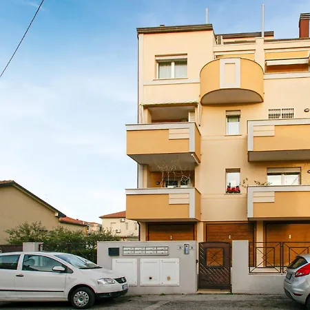 Beautiful Apartment In Rimini With Wifi And 2 Bedrooms-3