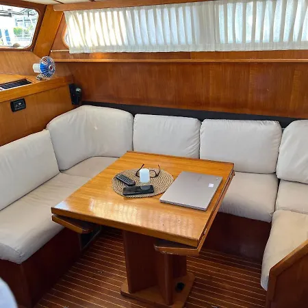 Elegante Barca A Vela-3