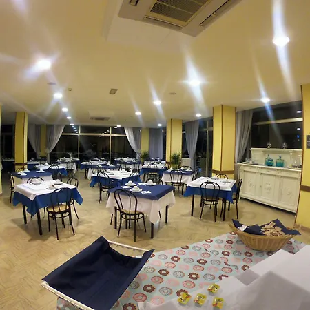 Hotel Half Moon Airport Restaurant-2